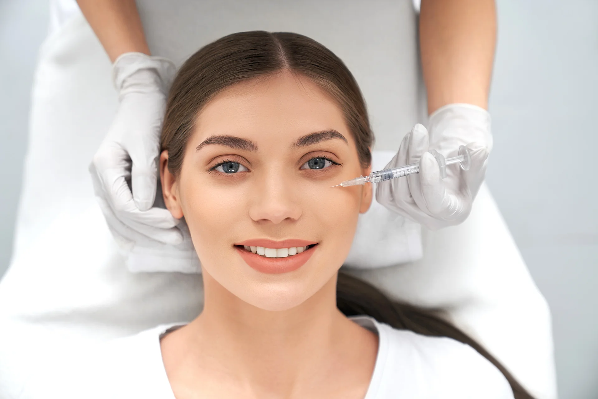 a woman receives dermal filler treatment on her face|a woman undergoes dermal filler procedure at Dr. Lanna Aesthetics' beauty clinic