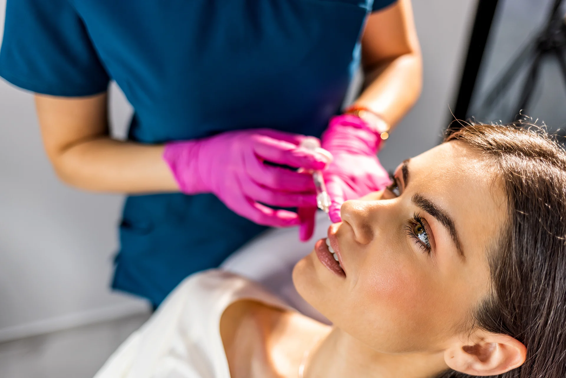 a woman had cheek filler treatment inside a beauty clinic||a patient had cheek filler procedure at Dr. Lanna's clinic